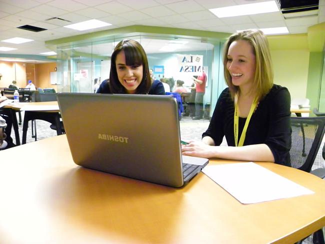 Students working together on a laptop in the 365体育 Writing Center